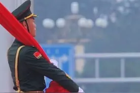 天安门降旗仪式，近距离欣赏擎旗手张威如何收旗，整套动作行云流水，一气呵成#国旗护卫队 #降旗仪式 #中国军人 #天安门 #擎旗手张威