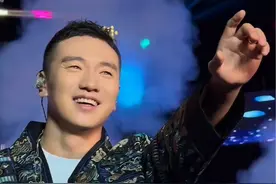 王琪老师含泪唱了这首万爱千恩感动了在场的家人朋友们，希望粉丝家人及我的父母身体健康，万事如意#万爱千恩 #王琪