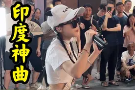 美女萌小猫街边翻唱印度神曲《Aankhen Khuli》 阿kei苦力乎亚猴奔呐，比我在东北玩泥巴还要火的歌，异域风情摇摆至上，前奏一响，跟着轻哼起来@🐱萌小猫🎤¹⁰²⁴ #印度神曲 #抖音热歌 #户外唱歌 #翻唱  #街头唱歌