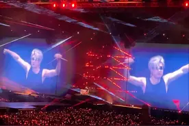 凤凰传奇演唱会，帅到全场的男人！这是谁？#凤凰传奇青岛演唱会