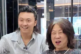 太像我妈了！63岁粉丝姐姐顶着满头白发来改造，方圆脸+发质差想减龄遮白？别急！先教你3步剪出方圆脸天选刘海——胎毛刘海显温柔、修颜刘海遮颧骨、瘦骨刘海秒显瘦！粗剪完她眼睛就亮了，最后成品直接让她开心到跳脚：63年没剪过这么满意的发型！减龄20岁的遮白发型干货，40-80岁姐妹都能抄，普通人也能秒变气质女神，快来看妈妈辈都夸绝的变美秘诀！快收藏起来！分享给你的好闺蜜吧！#剪发#染发#烫发#发型推荐#发型师推荐