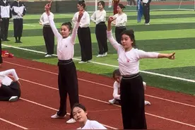 国戏附中学子集体大涮腰 2024年10月26日上午隆重举行第十八届学院运动会 来自中国戏曲学院附中的学生们入场分列式 分别展示了戏曲的基本功和舞蹈的基本功 戏曲接班人，文化传承人。