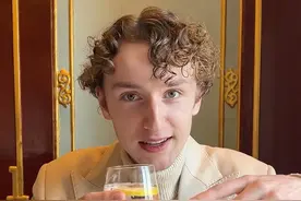 我第一次去中国最神秘的和平饭店，只花200块，我能吃到什么？#外国人在中国 #和平饭店#中餐厅 #中外差异#舌尖上的抖音视频封面