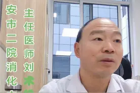 萎缩性胃炎根据萎缩程度可分为轻中重三种，其中C1、C2为轻度，C3、O1为中度，O2、O3为重度。轻中度萎缩不伴有肠化的或没有胃癌、食管癌家族史的可以2-3年甚至3-5年复查一次胃镜，而中重度萎缩性胃炎伴肠化、或者有上消化道恶性肿瘤家族史、或者是上消化道恶性肿瘤高危人群的建议1-2年复查一次胃镜。再次强调直到目前为止萎缩性胃炎不推荐药物治疗，也没有特效逆转药物，大家不要道听途说、人云亦云，花很多钱去买各种中西医！