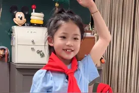 红领巾佩戴口诀：领巾披在肩左尖压右尖，右尖绕一圈，圈中抽出尖 恭喜我的宝贝今天正式成为一名光荣的少先队员啦#红领巾的正确系法 #少先队员 #少先队入队仪式 #红领巾 #六一儿童节