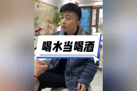 喝酒顺口溜！ 美女一端杯，男人不能推，人生难得几回醉，要喝就要喝到位  #酒蒙子的日常 #看一遍笑一遍 #意想不到的结局视频封面