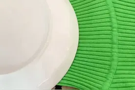 大高领毛衣改低领，一个盘子改低时尚又漂亮#针线小妙招 #针线活儿 #缝补小技巧 #生活小妙招视频封面