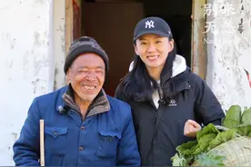 84岁的盲人爷爷靠手摸做篾匠七十多年，3岁时候因为一场大病导致双目失明，可能浑浑噩噩度过这一生就是他的归宿，但是他凭借惊人的毅力，靠编筐撑起了四世同堂#盲人篾匠 #身残志坚 #手艺人 #好故事分享