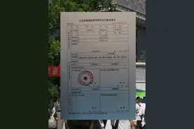 签了就业协议是不是就不是应届生了？ 签了就业协议并不意味着就失去应届生身份，通常应届生身份的界定与是否签订就业协议没有直接关系，以下为你详细介绍：  应届生身份的常规界定  ● 当年毕业的学生：一般来说，在毕业的当年，无论是否签订就业协议，都属于应届生。比如2024年6月毕业的大学生，在2024年自然就是应届生。这部分应届生在求职、考公、考编等方面，会有很多专门针对应届生的岗位和政策。  ● 择业期内未落实工作单位的毕业生：国家规定，有些高校毕业生在毕业之后的两年内为择业期。在择业期内，毕业生没有落实工作单位，其户口、档案、组织关系仍保留在原毕业学校，或保留在各级毕业生就业主管部门（毕业生就业指导服务中心）、各级人才交流服务机构和各级公共就业服务机构的毕业生，也按照应届高校毕业生对待。  就业协议与应届生身份的关系  就业协议是普通高等学校毕业生和用人单位在正式确立劳动人事关系前，经双向选择，在规定期限内确立就业关系、明确双方权利和义务而达成的书面协议，主要作用是明确毕业生、用人单位和学校三方在毕业生就业工作中的权利和义务，是一种就业意向的约定。它并不涉及人事关系的转移，也不等同于劳动合同。因此，单纯签订就业协议并不会导致应届生身份的丧失。  影响应届生身份的因素  是否缴纳社保才是影响应届生身份的关键因素。一旦毕业生与用人单位签订劳动合同，并开始缴纳社会保险，通常就意味着其已经落实了工作单位，这种情况下就可能不再被认定为应届生。不过，不同地区、不同单位对于应届生身份的认定标准可能会存在一定差异，有些单位可能会有更细致的规定，比如要求毕业时间在一定范围内且未与任何单位建立过劳动关系等。 【信息来源于抖音搜索】#家长必读 #毕业季 #就业协议#大学生