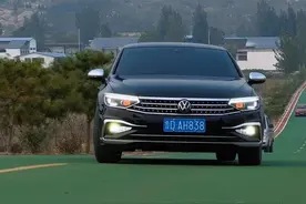 很多人纠结330还是380 家用330完全够用 380旗舰就只比330豪华多了对矩阵大灯罢了 大小空间一样 配置该有的都有 大家觉得呢？？#迈腾b8 #冤种说车 #迈腾380 #迈腾330豪华 #带你懂车