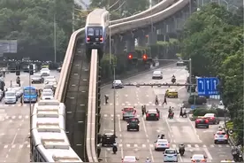 为什么重庆是8D魔幻城市，这条视频告诉 你！在重庆坐轻轨比坐过山车还刺激！#重庆的路有多复杂 #看看你镜头里的重庆 #8d魔幻山城重庆