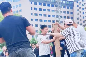 #杂技高手在民间 #台上一分钟台下十年功 #帅哥用咽喉顶钢筋#高难度动作请勿模仿