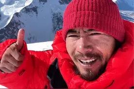 3次登顶珠峰的网红大胡子又来登世界第二高峰K2了 他曾被怀疑最高只能抵达K2大本营。今天跟着他的镜头来看看K2乔戈里峰C3营地（海拔7400米）周边的风景和营地生活吧。#乔戈里峰 @DOU+小助手 @抖音短视频视频封面