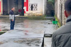 我的家乡位于广西灵山县太平镇大塘村，家族全村人口三千多人，明末清初从外地迁居此地，图中为我的家族祠堂，这里也曾经是村中小学，我的爷爷是这里的教书先生，我的童年大多数时间是在这里渡过的，祠堂历经百年风雨洗礼，现已破烂不堪；我此生有个愿望，希望能在近年与村中兄弟重建它来报答祖恩。#老房子的回忆 2024.02.20