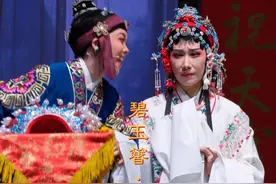 经过婆婆苦心劝慰 夫妻终于合好团聚 越剧《碧玉簪·送凤冠》 相美佳 饰 陆氏／樊婷婷 饰 李秀英 #越剧 #碧玉簪 #送凤冠 #内容启发搜索 #抖音小助手