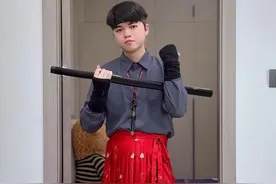 「男生穿马面裙也可以很好看 3.0 版本」一袭红底繁花马面裙，精致纹样流转古韵，似将千年风华织就于裙裾之间。搭配简约灰调衬衫，刚柔相济，中和艳丽却不减雅致。黑色手套与鞋履添几分利落酷感，手持长刀，身姿挺拔，尽显潇洒侠气。传统与现代时尚激情碰撞，每一处细节皆诉说独特态度，国潮混搭风，穿出别样东方魅力。#马面裙的日常穿法 #托尼玩穿搭 #新中式穿搭大赏 #夏季穿出差异化 #创作灵感 @创作灵感小助手 @抖音创作灵感