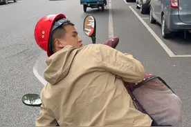 你不会开车，那我就手把手教你开 #幽默段子 #画风突变 #反转剧情 #看一遍笑一遍