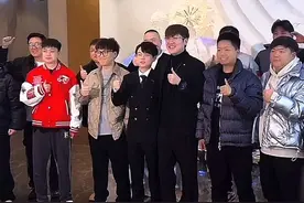 潇潇婚礼现场众人大合照 老白随机10W#白鲨ayom #白鲨潇潇视频封面