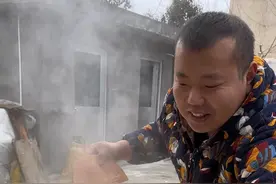 已经三十多的人了，就是简单的用鏊子塌个煎饼，老妈不在身边看着，自己做起来居然手忙脚乱的，丑态百出😓#农村生活 #记录真实生活