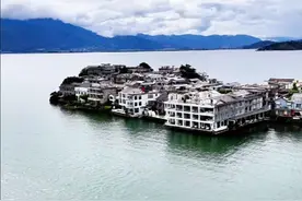 洱海边的艺术天堂:在大理洱海之畔，玉矶岛上，舞蹈艺术家杨丽萍的私宅月亮宫依山而建。这里的美景让人心旷神怡，洱海月照苍山雪的景象更是让人难以忘怀。2000年，杨丽萍在这里建造了两栋别墅，北侧的是“月亮宫”，南侧的叫“太阳宫”。太阳宫是她的私人住所，只接待住宿客人；而月亮宫则是她的私宅，不对游客开放。杨丽萍有空的时候，会回到这里住上一段时间。#大理洱海 #双廊古镇玉几岛 #太阳宫月亮宫 #孔雀舞 #孔雀公主