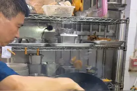 生炒菜心是粤菜师傅的基本功，来看看做几十年粤菜的香港老师傅，如何将“生炒菜心”炒到碧绿好吃，干身香口又锅气十足