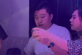 是的，我就是那个从国内夜场做到国外夜场独自带着两娃在新加坡生活和工作的单亲妈妈，不要嘲笑这个行业，最起码19年我负债130多万的时候，三分之二的负债是靠这个行业收入还清的，我最大的成就不是独自一人两年还了130多万的负债，而是今年2月9号过新年那天独自带着两个孩子来新加坡生活和上学，半年多的时间，儿子已经顺利进入了新加坡政府学校，或许他未来的人生以后不会再吃我这样的苦了！ 这个现实的社会，不管做什么行业，我从来不觉得别人的嘲笑对我有任何攻击性打击，只要我过得比别人好，即使他人要嘲笑就嘲笑吧，还是那句话，不管你是家庭幸福的全职妈妈，还是负债又独自带娃的单亲妈妈，我依然觉得女性赚钱和经济独立是非常重要的，女人不吃挣钱的苦，就一定要吃男人的苦、或者婚姻的苦。好的婚姻不一定全靠钱，但一定离不开钱，自己挣钱才是一个女人最大的底气！尽管挣钱很苦，尤其是夜场这种既需要颜值，又需要喝得还要熬得的行业，但是不挣钱更苦， 好的婚姻，不一定全靠钱，但一定离不开钱，自己挣钱，经济独立才是一个女人最大的底气，俗话说：妈妈有钱会想办法培养自己的孩子，而爸爸有钱可能就会养更多的孩子，所以妈妈这个角色经济独立有多么的重要，家庭的第一核心永远是经济，而不是感情。贫贱夫妻百事哀，再好的感情也经不起日复一日贫困的消耗，再美的爱情也终将在失望和不满中消耗殆尽。在这个现实的社会，女同胞们一定要记住，一定要拼命的挣钱或做好事业，用钱和他们谈感情，比你这个人跟他们谈感情更有效…… @木云佳（新加坡🇸🇬日常号） @木云佳（新加坡YC🥃） @木云佳（变美号♥️）  #新加坡 #夜场视频封面