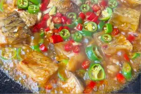 一道平常的家常菜阳干草鱼块 阳干草鱼块就这样做，非常下饭。#阳干草鱼块 #我在乡村做美食 #阳干草鱼 #阳干鱼的做法 #普通的饭菜都是家的味道