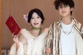 人生中的第一个红本本，在18岁买的房，时隔两年终于收房啦~ 历经6个月的装修，每一处都是我们自己的设计，挑选材料然后实施，现在大部分框架和硬装已经完成，2024的最后一天，新房子终于在视频里和大家见面啦，忙忙碌碌又幸福的2024副本即将结束，希望我们2025越来越好…… #房产证 #经济独立 #宝藏奺娘 #收房视频 #房子装修视频封面