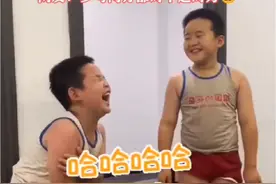 双胞胎兄弟考试，哥哥考 36 分刚被妈妈打完。弟弟得知后大笑，哥哥谨慎询问，弟弟说考 37 分，兄弟俩捧腹大笑，妈妈在背后也偷笑。这场景搞笑极了，让人忍俊不禁！#孩子打架 #被逼疯的家长 #双胞胎视频封面