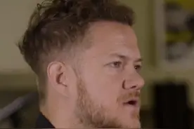 梦龙乐队主唱丹.雷诺斯在采访中谈及与艾维奇合作的瞬间#艾维奇视频封面