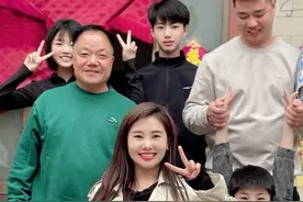 今天孩子们放假了，来看看我爹（聋哑养父），我昨天自己来过了，拗不过孩子们还要来。每次带孩子来我爹就不舍得上班了在家里带孩子们玩。我爹一直以来都有个习惯他去我家见了孩子不算见，非得孩子来这里玩一天才算见，秋千上的外孙女，厨房里的女婿，床上看电视的小外孙，沙发上玩手机的大外孙，院子里跟朋友聊天的女儿，转来转去列着嘴笑的姥爷，今天又是小院热闹的一天。#记录真实生活 #亲人视频封面