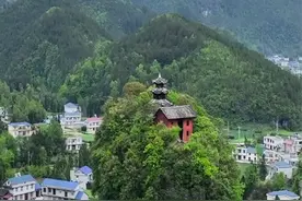 无人机在湖北建始大山深处，拍到一处奇特的寺庙，矗立在落差 500多米的山峰顶上，整个寺庙不足10平方，只有一条宽约不足半米的小道便于通行，为何要把寺庙建在这山峰之上呢？#石柱观 #寺庙