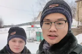 在俄罗斯也是要交垃圾费的，卡佳妈妈家的房子大概有50多年了 因为卡佳妈妈家的房子比较老所以交的比较少，俄罗斯这边冬天地里是看不到萝卜白菜的视频封面