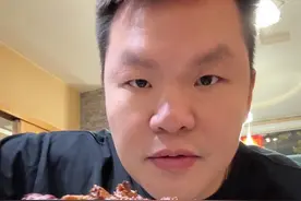 最近看到很多粉丝留言，询问孩子打球方面的建议。我想说，如果你的孩子喜欢并且热爱篮球这项运动，作为家长，真的应该给予更多的支持。不要因为担心孩子受伤或者耽误学习而阻止他们去追求自己的热爱。当然，能不能成为职业运动员、顶尖运动员，这都不是最重要的。重要的是，孩子们能从打篮球中享受到更多的快乐，认识更多的好朋友。如果通过一段时间的训练和观察，得到了大家的认可，具备了走职业运动员的条件和天赋以及心理素质，那么便可以有策略的主动出击，积极和各类专业体育团队，知名俱乐部建立联系，全力去争取他们的关注和青睐，再通过参与一系列有权威性，更高级别的赛事活动，展示自己的实力，去慢慢的推开自己职业化运动员的大门。篮球是一项充满魅力的运动，它不仅能锻炼身体，还能培养孩子的团队合作精神和坚韧不拔的意志。让我们一起为孩子们的篮球梦想加油#朱芳雨 #天儿冷吃点啥 #烧烤烧烤吃起来 #抖音美食推荐官视频封面