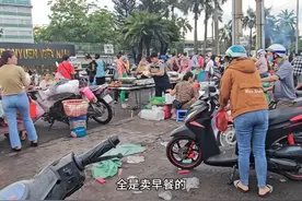 中国搬到越南最大的企业裕元鞋厂，厂门口早上全是卖早餐的