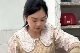 这个季节到处都是艾草，把艾草做成艾粑，软糯清香，配上我家的红薯叶做馅，太香啦 #我的乡村生活 #春天的味道 #艾草 #艾草粑粑做法 #在大冶