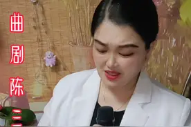 #上曲剧《陈三两爬堂》张新芳老师原声百听不厌，轮椅平凡对口型伴唱请欣赏。一次意外坐轮椅二十四年了，辛苦磨霜刃十点半开播做自食其力的残疾人。感谢大家的支持#伤感戏曲催人泪下看哭了上万人 #再苦也不停止脚步完整版 #曲剧之魂张新芳 #除了坚强别无选择完整版