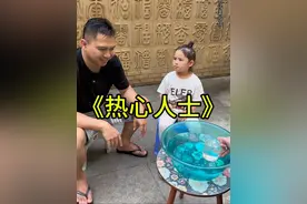 天气超热，娜娜和爸爸玩泼水（温热水）游戏兴奋得不得了#亲子日常#童言无忌#萌娃#亲子趣味游戏