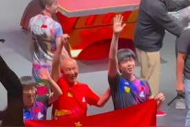 莎头夺冠庆祝期间，细心的周到吩咐队医要保护好他们的球拍，为他们的保障工作点赞！#王楚钦 #孙颖莎