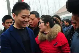 刘强东给老家村民们发超3000万年货！ 这次我真的狠狠地羡慕住光明村的村民了！刘强东自掏腰包给老家发超3000万年货！小学老师每人收到10万元红包，村民60岁以上老人一万红包，家乡人谈起刘强东满脸骄傲！#刘强东#刘强东给老师每人发1万红包#刘强东给村民发超3000万年货#感动瞬间视频封面