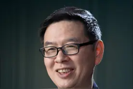 微博文案：【想与苏东坡来一场跨越千年的“对话”】 春节怎么能少得了聚会，要是让你选一位古代文人一起，你会选择谁呢？ 是想要和诗仙李白一起打卡壮丽山河？还是想要和东坡居士一起饮酒作诗？又或是跟王阳明一起致知问道？快来听听郦波老师的选择吧！ #遇鉴大师课 #遇鉴文明  和古代文人的春节聚会，你要选择谁呢？ 是想要和诗仙李白一起打卡壮丽山河？还是想要和东坡居士一起饮酒作诗？又或是跟王阳明一起致知问道？快来听听郦波老师的选择吧！#遇鉴大师课 #遇鉴文明视频封面