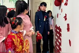 新郎带女儿来接后妈，原本以为新娘子会不喜欢丈夫的孩子，没想到女儿将花递给新娘子喊一声妈妈，善良的新娘子立马起身给孩子一个大大的拥抱！网友：新郎一定要好好爱新娘，给人当后妈是需要很大勇气的，不是人人都可以做到。#新婚现场视频封面