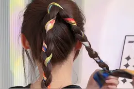 春游快试试扎这个发带丸子头吧，简单又好看#发型教程 #春游发型 #发带丸子头 #发带编发 #丸子头视频封面