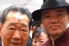 与泰国首富，世界500强企业正大集团董事长谢国民先生父子。视频封面