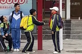 4月23日，甘肃天水。小学生在公交车站斗舞，“只要热爱  哪里都是舞台！”#甘肃麻辣烫 #喜欢跳舞哪里都是舞台视频封面