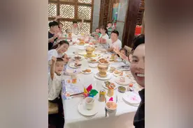 姐妹们说好的海鲜自助餐给他们安排上，第一次吃这么贵的自助餐，每个人出来肚子都和怀孕了一样！#记录真实生活视频封面