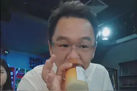 他是唯一一个敢在直播间抽烟的男人！一个视频带你了解大漠叔叔！