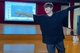 愿大家每天都陶醉在舞蹈中，美好幸福。 #一起来舞蹈 #灵魂舞者 #嗨翻全场的舞蹈 #这舞蹈感染力无敌了 #台上一分钟台下十年功视频封面