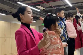 迈出人生第一步，3岁小宝贝初次踏上模特步课堂视频封面