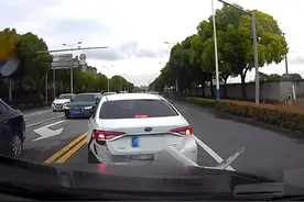 这样右转操作是不对的，一旦别人不让你就是全责，所以请大家注意视频封面